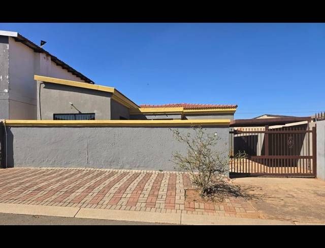 4 BEDROOM HOUSE FOR SALE IN PROTEA NORTH